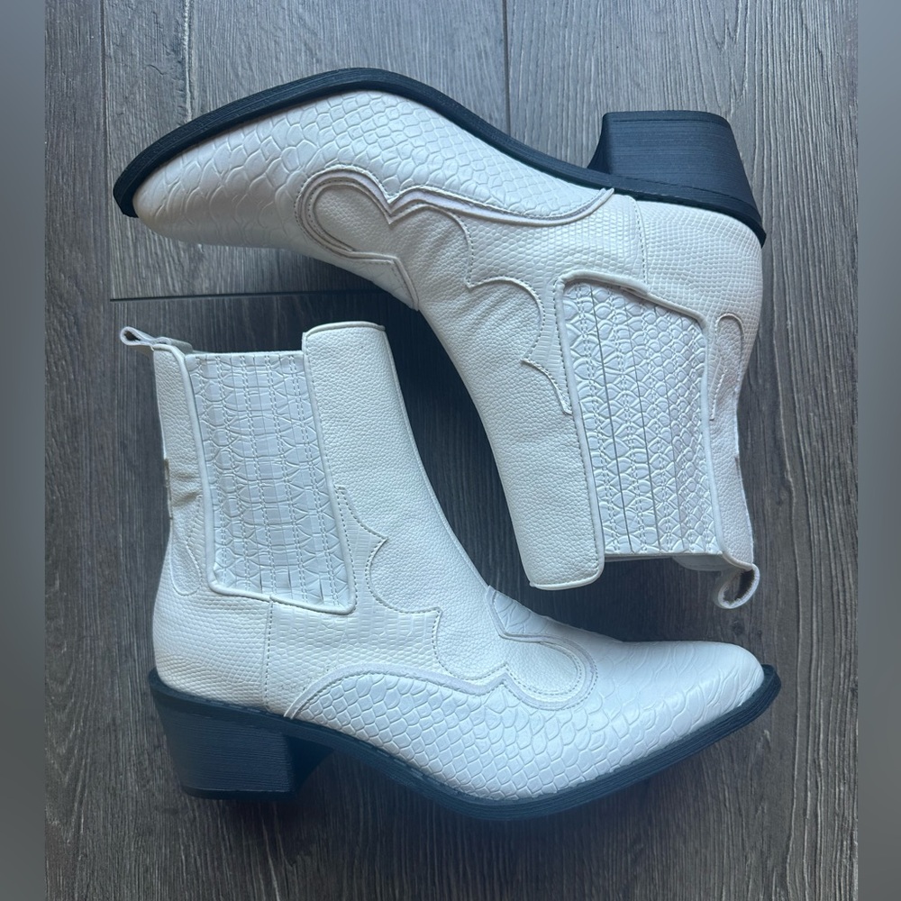 Coconuts by Matisse white booties western size 6.5